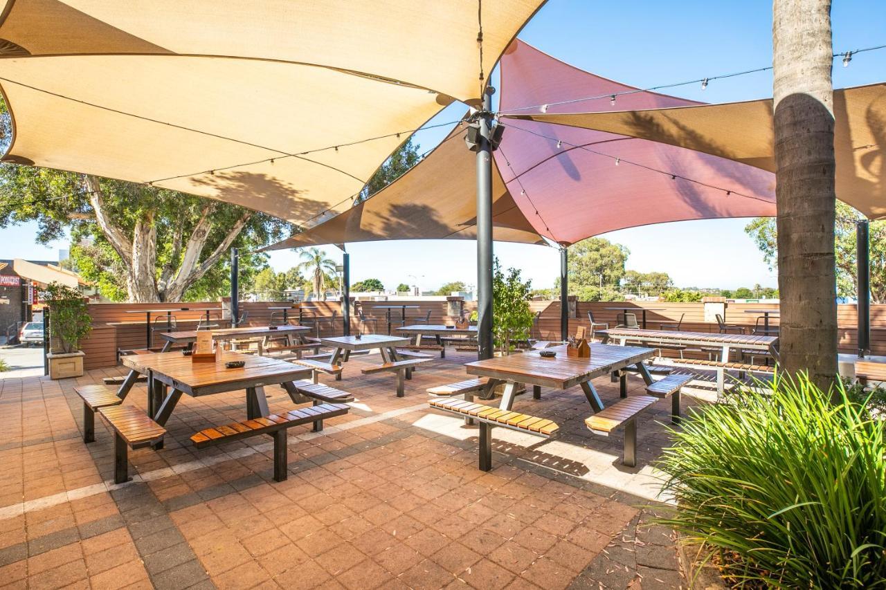 Nightcap At Wanneroo Tavern Bagian luar foto